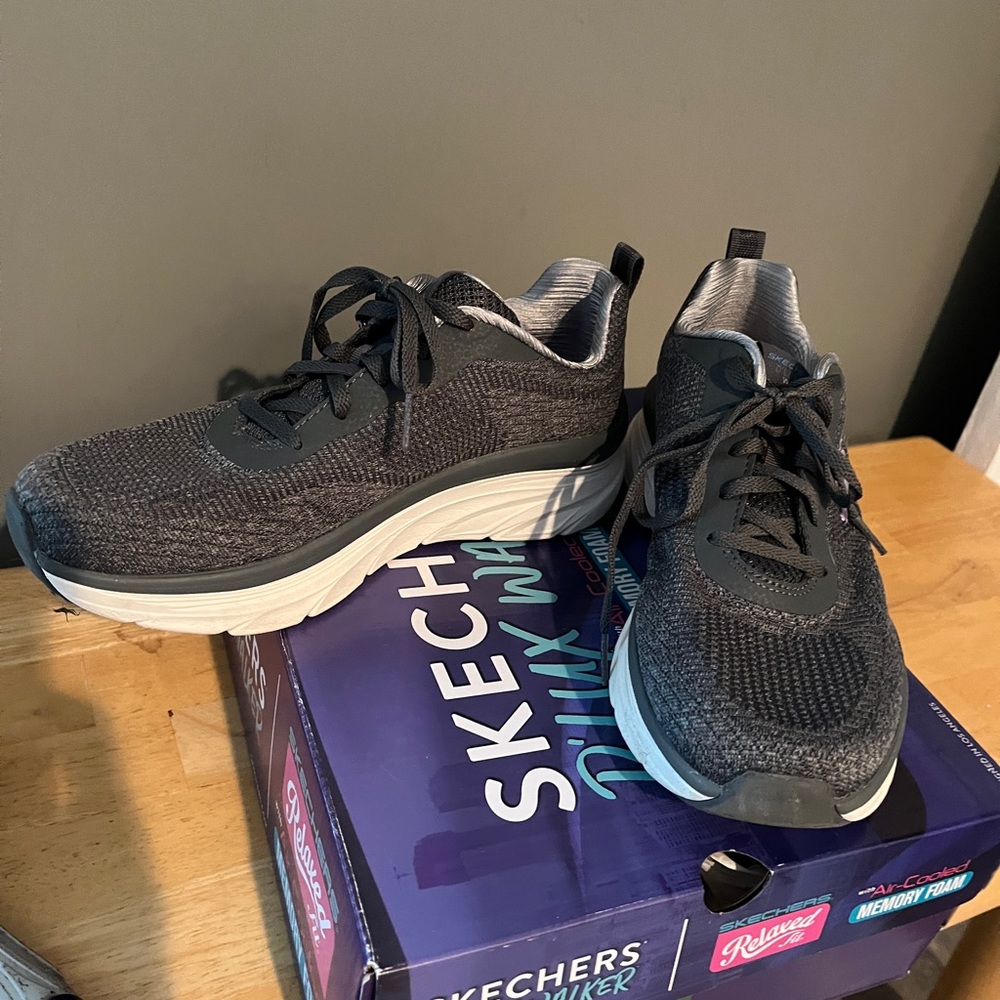 Size 8 medium Skechers D’Lux Walker with air-cooled memory foam - Picture 6 of 7